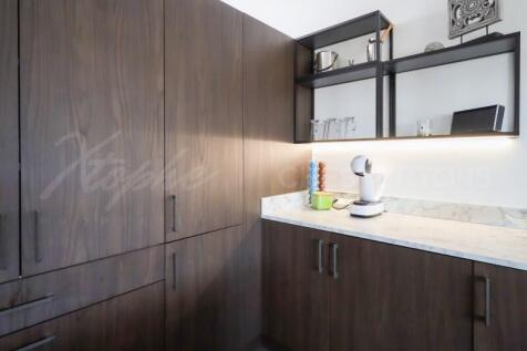 Lakeside Village 3 Bed Renovated Townhouse For Sale