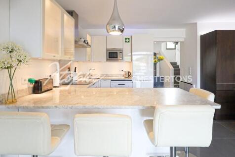 Lakeside Village 3 Bed Renovated Townhouse For Sale