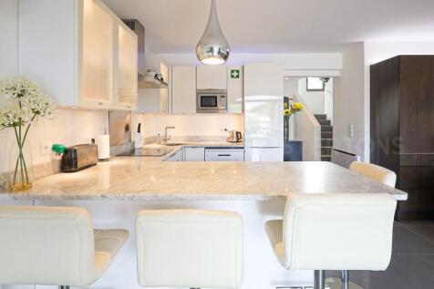 Lakeside Village 3 Bed Renovated Townhouse For Sale