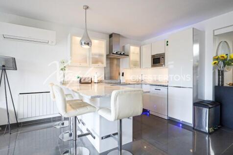 Lakeside Village 3 Bed Renovated Townhouse For Sale