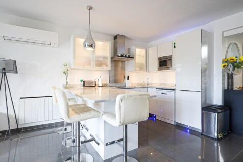 Lakeside Village 3 Bed Renovated Townhouse For Sale