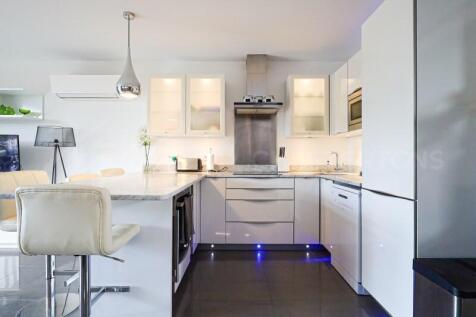 Lakeside Village 3 Bed Renovated Townhouse For Sale