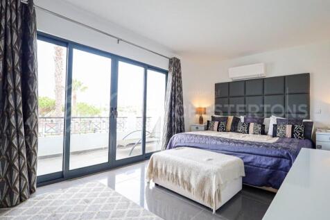 Lakeside Village 3 Bed Renovated Townhouse For Sale