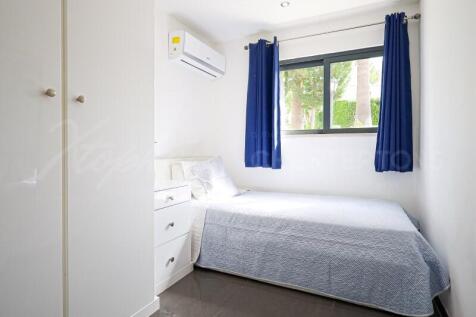 Lakeside Village 3 Bed Renovated Townhouse For Sale