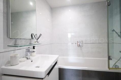 Lakeside Village 3 Bed Renovated Townhouse For Sale