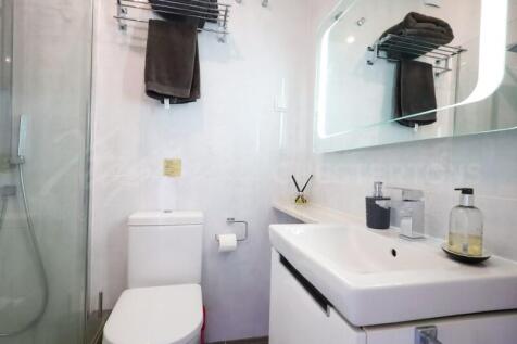 Lakeside Village 3 Bed Renovated Townhouse For Sale