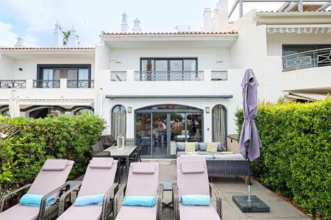 Lakeside Village 3 Bed Renovated Townhouse For Sale