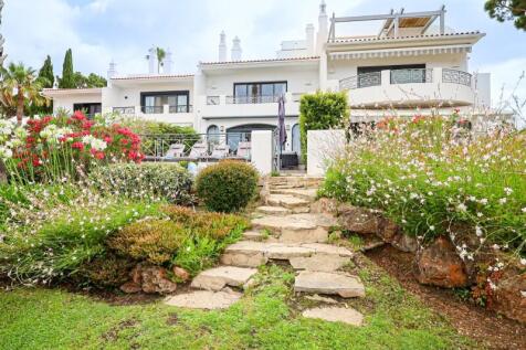 Lakeside Village 3 Bed Renovated Townhouse For Sale