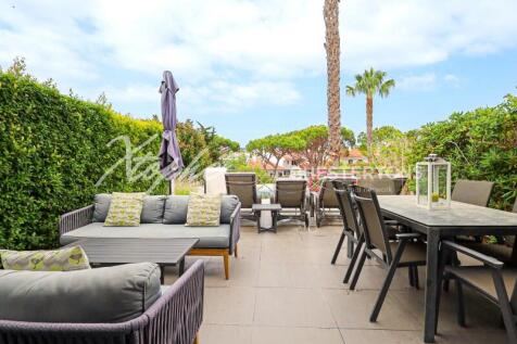 Lakeside Village 3 Bed Renovated Townhouse For Sale