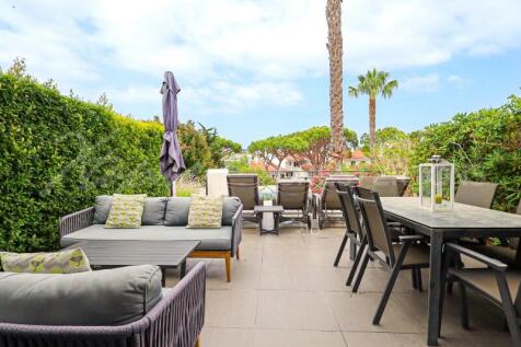 Lakeside Village 3 Bed Renovated Townhouse For Sale