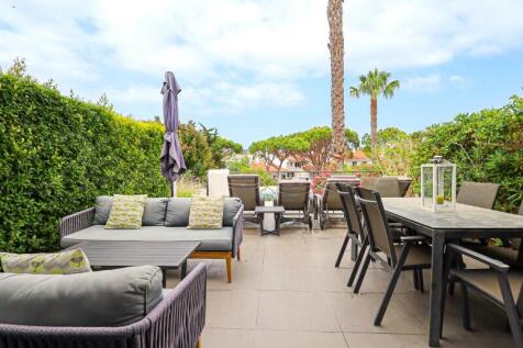 Lakeside Village 3 Bed Renovated Townhouse For Sale