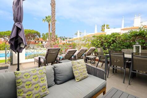 Lakeside Village 3 Bed Renovated Townhouse For Sale