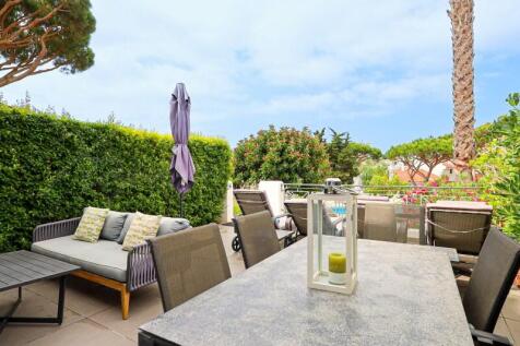 Lakeside Village 3 Bed Renovated Townhouse For Sale