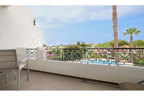 Lakeside Village 3 Bed Renovated Townhouse For Sale