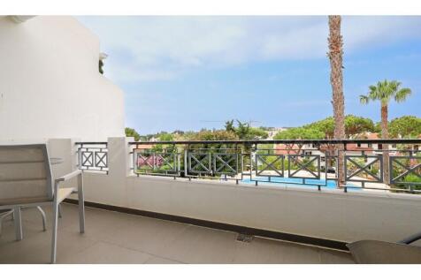 Lakeside Village 3 Bed Renovated Townhouse For Sale