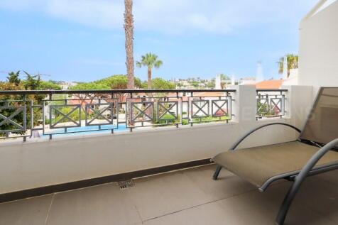 Lakeside Village 3 Bed Renovated Townhouse For Sale