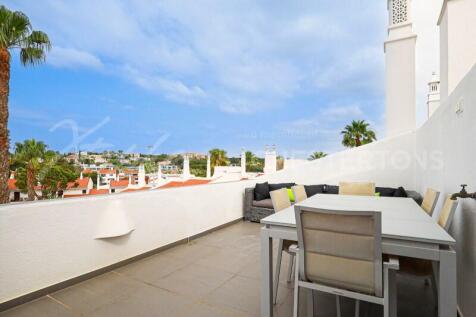 Lakeside Village 3 Bed Renovated Townhouse For Sale