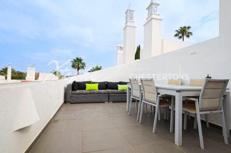 Lakeside Village 3 Bed Renovated Townhouse For Sale
