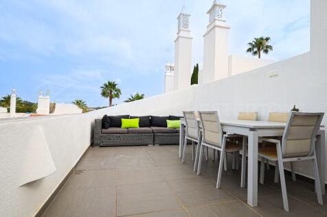 Lakeside Village 3 Bed Renovated Townhouse For Sale