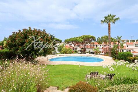 Lakeside Village 3 Bed Renovated Townhouse For Sale