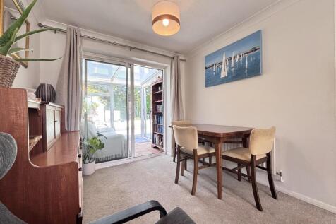 Swan Close dining area.jpg