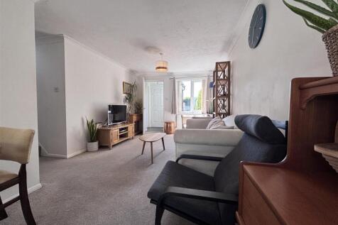 Swan Close Lounge 2.jpg