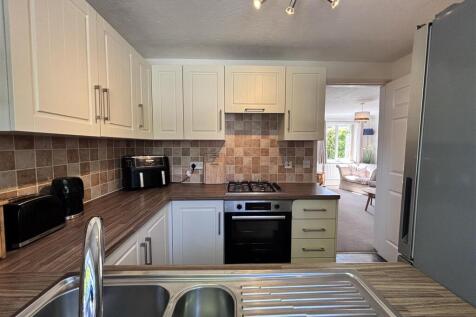 Swan Close Kitchen 3.jpg