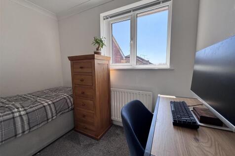 Swan Close bed 3.jpg