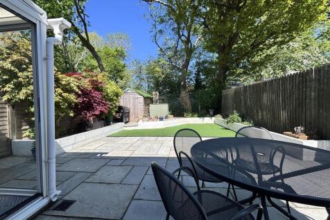 Swan close garden 2.jpg