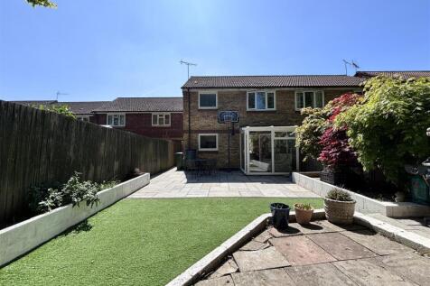 Swan Close garden 4.jpg