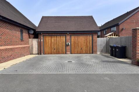 Bensons doubke garage and driveway.jpg