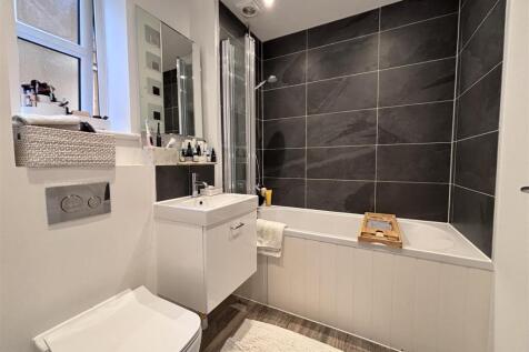 Bathroom 2.jpg