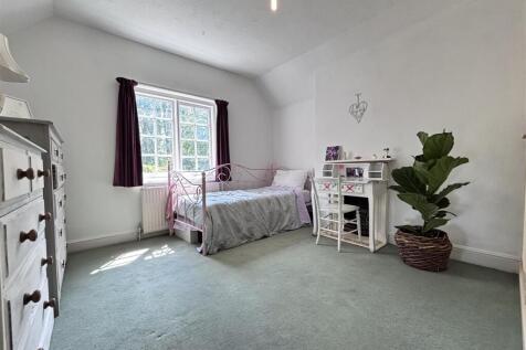 Corner Cottages bed 3.jpg