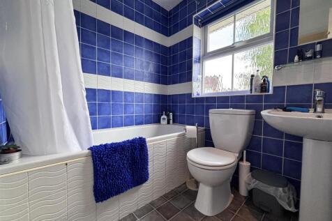 Earles Meadow bathroom.jpeg