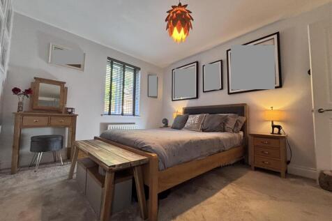 The Comptons Bed 22 TU.jpg