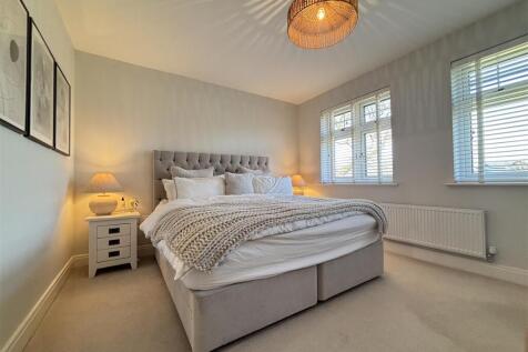 Coolhurst Bedroom 1.jpg