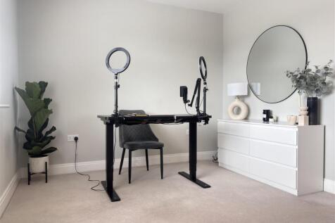 Coolhurst bedroom 2.jpg