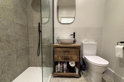 New street bathroom.jpg