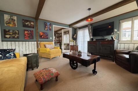 Oaklands lounge 2.jpg