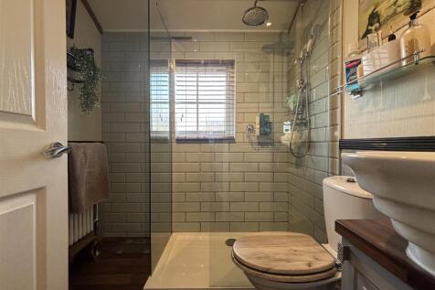OAKLANDS BATHROOM.jpg
