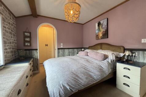 OAKLANDS BEDROOM .jpg