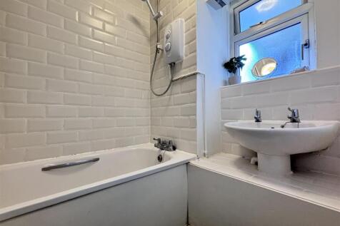 Swann Way Bathroom 2.jpeg
