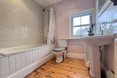 Victoria bathroom 1.jpg