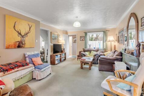 6 Mill Hill Drive Halesworth IP19 8DB (2).jpg