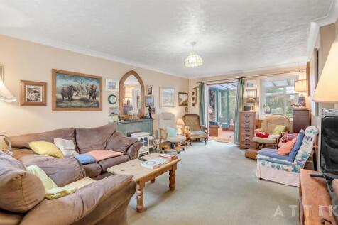 6 Mill Hill Drive Halesworth IP19 8DB (1).jpg