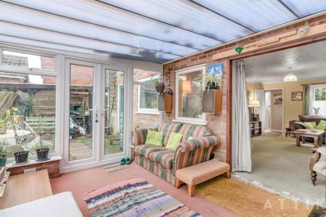 6 Mill Hill Drive Halesworth IP19 8DB (10).jpg
