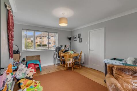 10 Queens Drive, Halesworth IP19 8DN (6).jpg