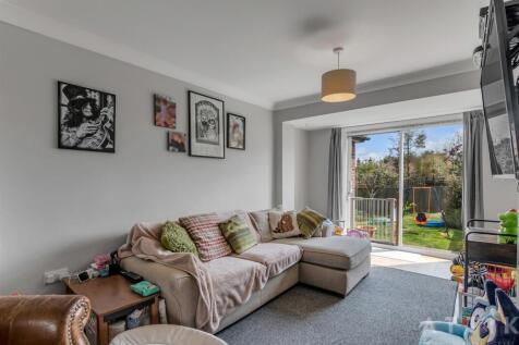 10 Queens Drive, Halesworth IP19 8DN (7).jpg