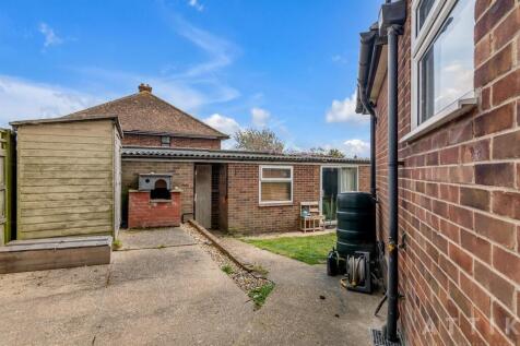 10 Queens Drive, Halesworth IP19 8DN (21).jpg