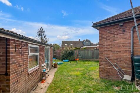 10 Queens Drive, Halesworth IP19 8DN (22).jpg